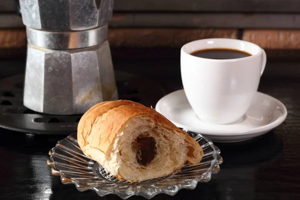 Croissant Avec Garniture Cacao Tasse Café Moka Pot — Photo