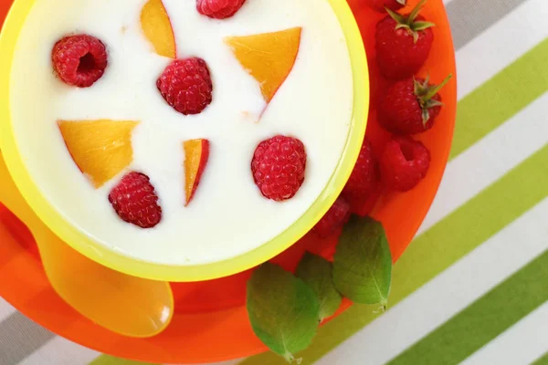 Meyve Yoğurt Sağlıklı Beslenme Şeftali Ahududu — Stok fotoğraf
