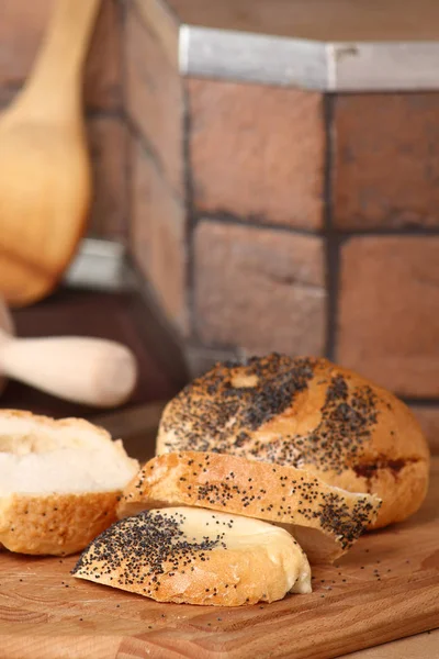 Rollo Pan Kaiser Rodajas Con Semillas Amapola Fondo Cocina Rural — Foto de Stock