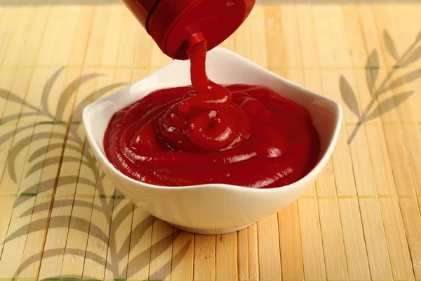 Despejando Ketchup Tigela — Fotografia de Stock