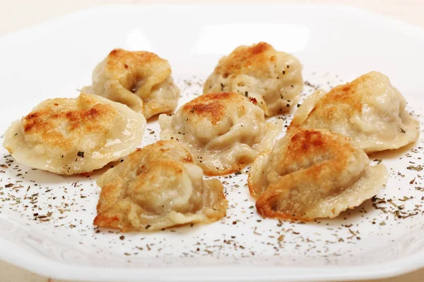 Portion Rostade Dumplings Serveras Vit Plåt Närbild Skott — Stockfoto