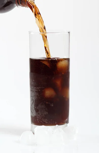 Cola Aus Plastikflasche Glas Mit Eiswürfeln Gießen Isoliert Auf Weißem — Stockfoto