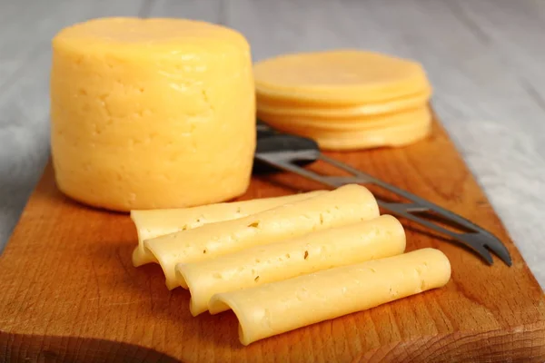 木製まな板の上のチーズのスライス — ストック写真