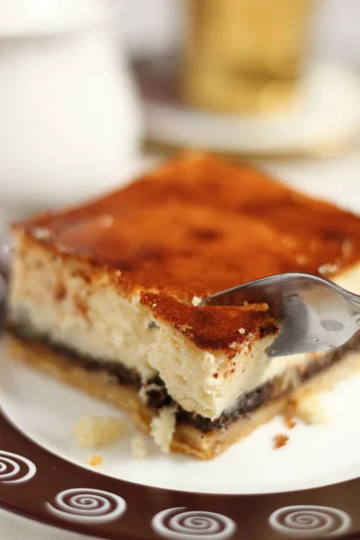 Comer Cheesecake Com Recheio Sementes Papoila — Fotografia de Stock
