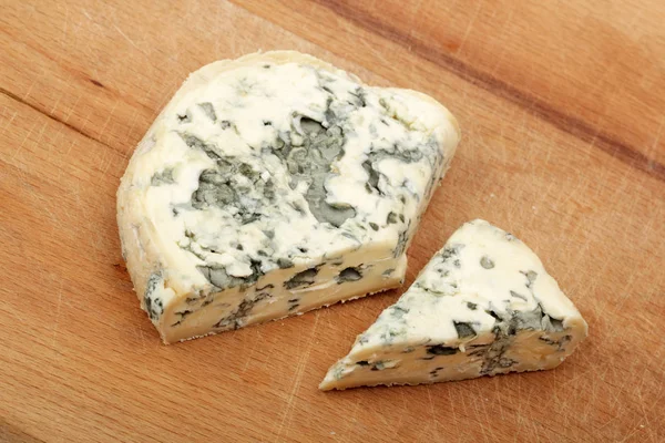 木板上蓝色奶酪片的顶视图 — 图库照片