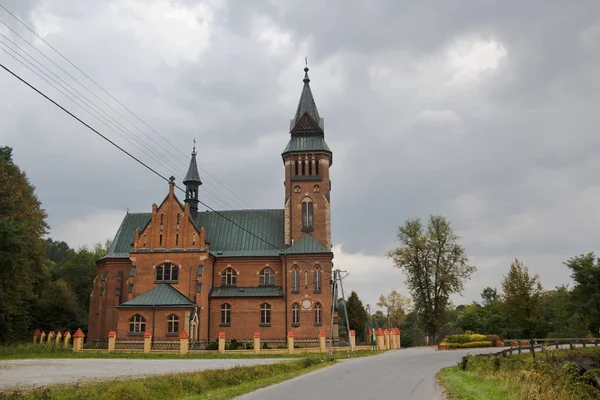 Visa Gamla Katolska Kyrkan Med Mulen Himmel — Stockfoto