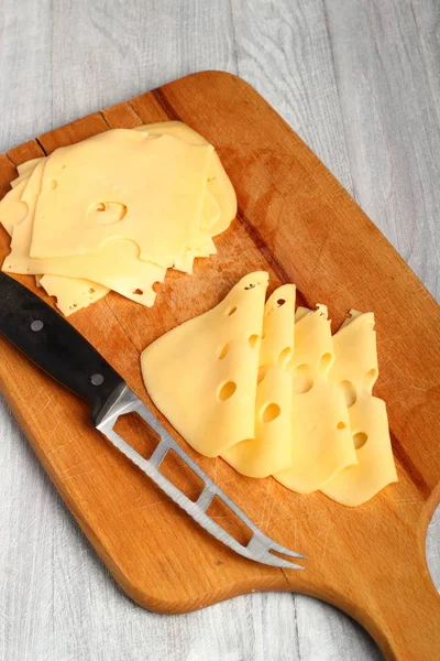 木製まな板の上のチーズのスライス — ストック写真