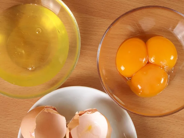 Eigelb Und Eiweiß Getrennt Schokoladenkuchen Mit Frischkäsefüllung Und Schokoladenbelag Serie — Stockfoto