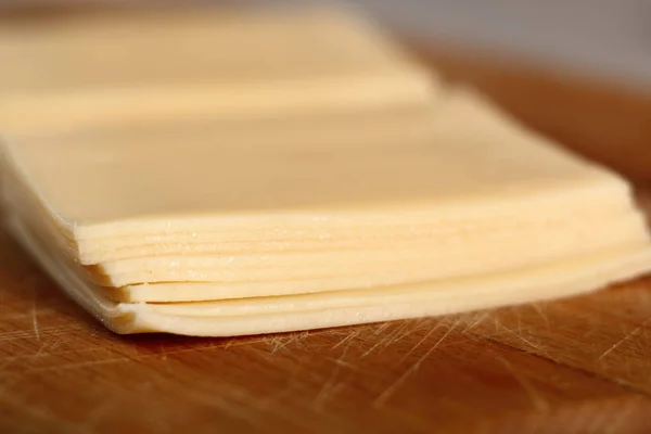 木制切菜板的奶酪片 — 图库照片