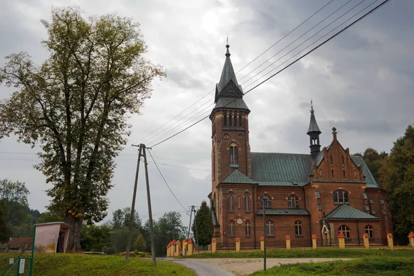 Visa Gamla Katolska Kyrkan Med Mulen Himmel — Stockfoto