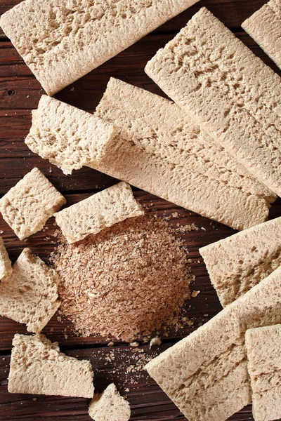 Rye 脆皮面包和小麦麸皮 直接在上面 — 图库照片