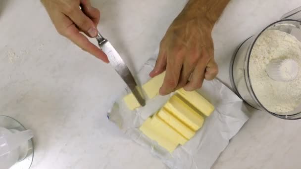 Het Toevoegen Van Blokjes Gesneden Boter Keukenmachine Beker Met Bloem — Stockvideo