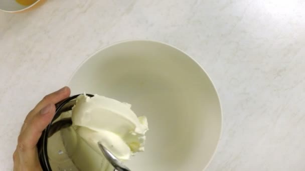 Vista Superior Manos Masculinas Poniendo Queso Crema Tazón — Vídeo de stock