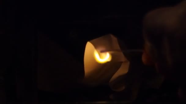 Papel Iluminación Manual Chimenea Con Fósforo — Vídeo de stock