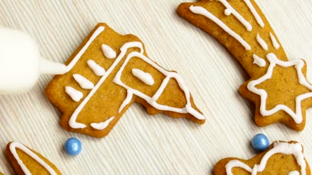 Hacer Galletas Jengibre Navidad Con Hielo Para Alimentos — Vídeos de Stock