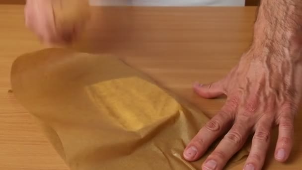 男性のチーフ手は ローリングピンでバターを柔らかくします — ストック動画
