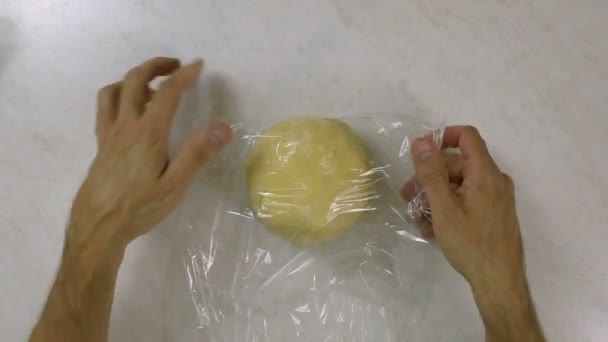 男性双手用塑料包装覆盖面团的最高视图 — 图库视频影像