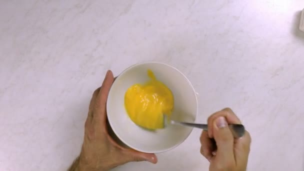 Chef Batiendo Huevo Con Tenedor — Vídeos de Stock