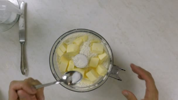 Menambahkan Mentega Dadu Dalam Cangkir Pemroses Makanan Dengan Tepung Membuat — Stok Video