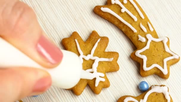 食品のアイシングでクリスマスのジンジャーブレッド クッキーを作る — ストック動画