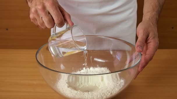 Mãos Principais Masculinos Derramando Água Tigela Com Farinha — Vídeo de Stock