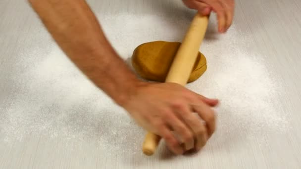 圧延のこね粉 クリスマスのジンジャーブレッドのクッキーを作る — ストック動画