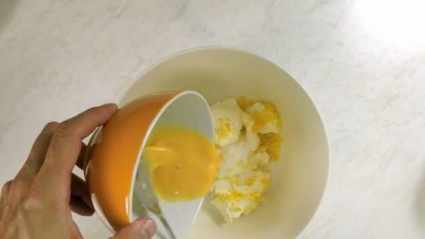 Tampilan Atas Tangan Laki Laki Mencampur Bahan Kue Dalam Mangkuk — Stok Video