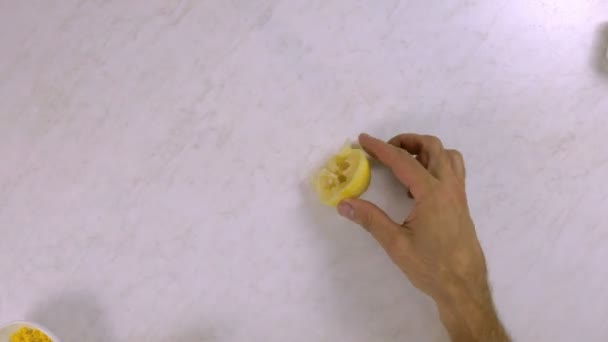 Hombre Haciendo Limón Mascarpone — Vídeo de stock