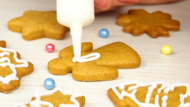 Het Maken Van Kerstkoekjes Peperkoek Met Voedsel Suikerglazuur — Stockvideo