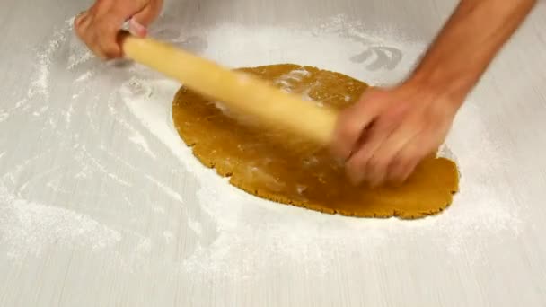圧延のこね粉 クリスマスのジンジャーブレッドのクッキーを作る — ストック動画