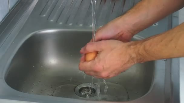 Nära Upp Skott Manliga Händer Tvätta Ägg — Stockvideo