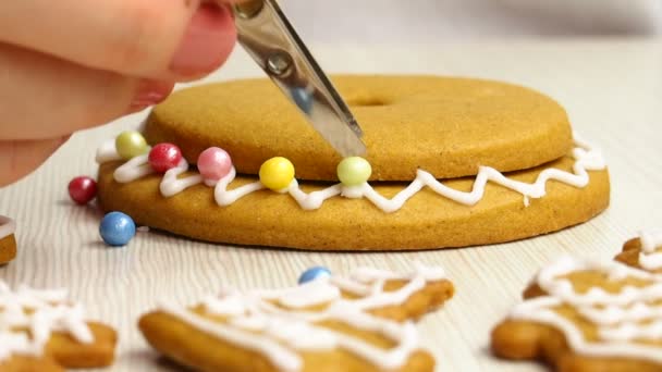 Hacer Galletas Jengibre Navidad Con Hielo Para Alimentos — Vídeos de Stock