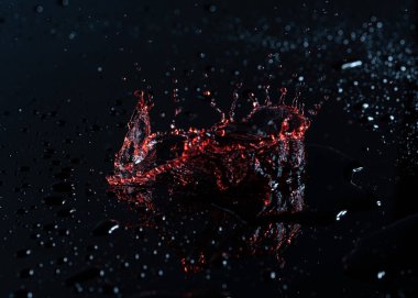 Splash portre siyah arka plan üzerine su
