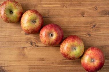 Ahşap masada kırmızı elmalar