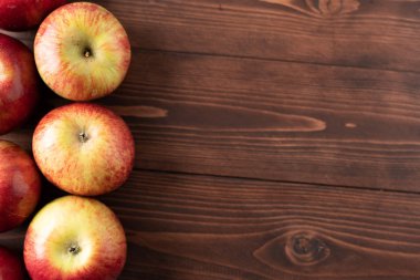 Ahşap masada kırmızı elmalar