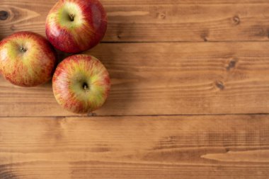 Ahşap masada kırmızı elmalar