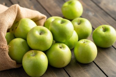 Tahta masada yeşil elmalar