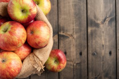 Ahşap masada kırmızı elmalar