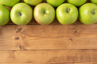 Tahta masada yeşil elmalar