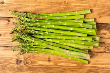 Kuşkonmaz ahşap masa üzerinde havai demeti