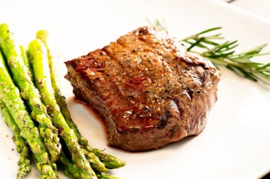 biftek ve kuşkonmaz