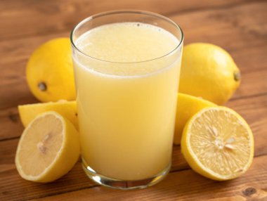 ahşap masa limonata