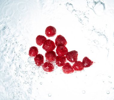 Ahududu su sıçrama whitebackground üzerinde