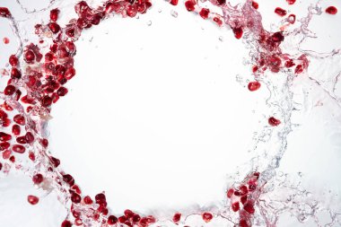 Nar su sıçrama beyaz arka plan üzerinde