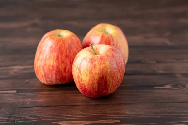 Rote Äpfel Auf Holztisch — Stockfoto