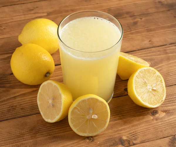 Sklenici Limonády Citrony Dřevěný Stůl — Stock fotografie