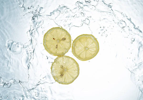 Лимоны Брызги Воды Белом Фоне — стоковое фото