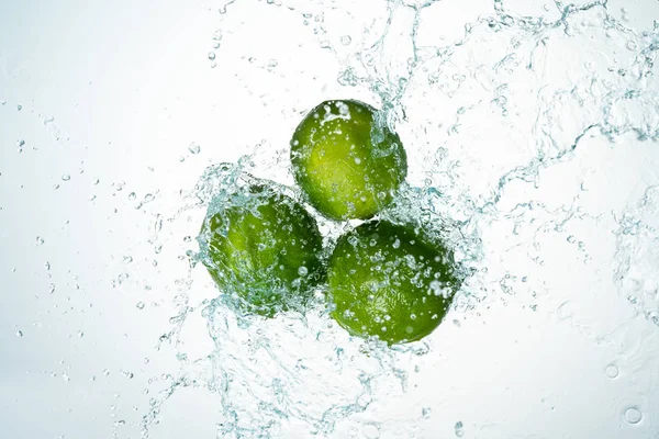 Limes Water Splash Белом Фоне — стоковое фото