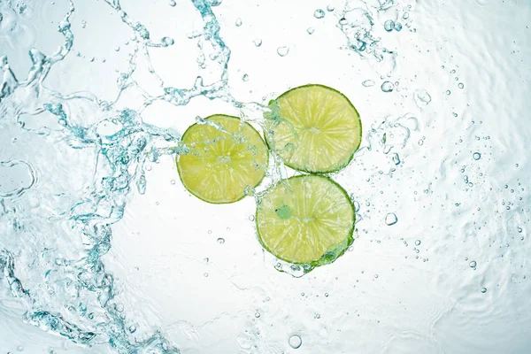 Freeze Motion Limes Water Splash Белом Фоне — стоковое фото