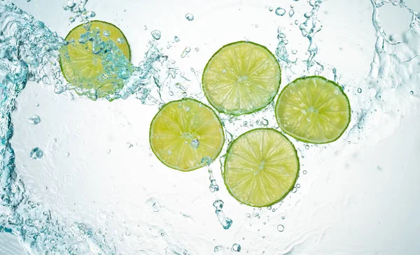 Freeze Motion Limes Water Splash Белом Фоне — стоковое фото